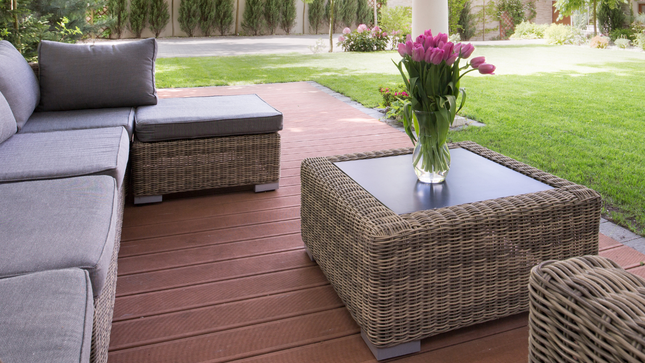 Backyard lounge seating and vase with flowers